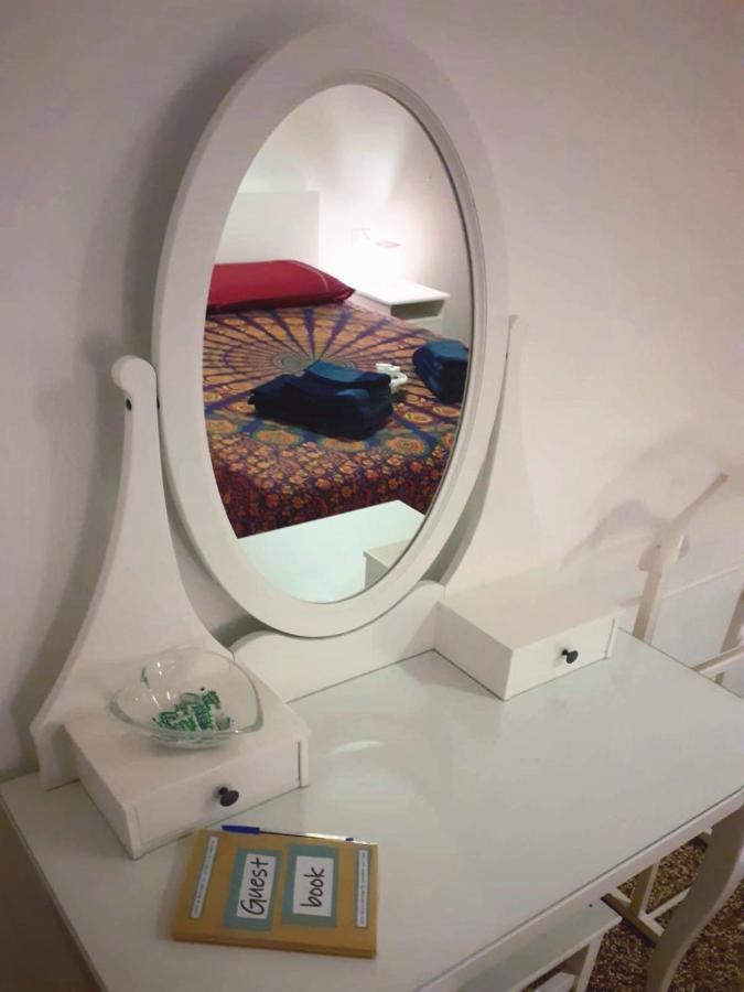 La Tana Tra I Tetti Bed & Breakfast Cenova Dış mekan fotoğraf
